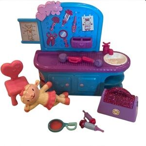 Disney Junior Doc McStuffins 4” Hospital Vet Table w/ Blue Sink Toy Medical Tool